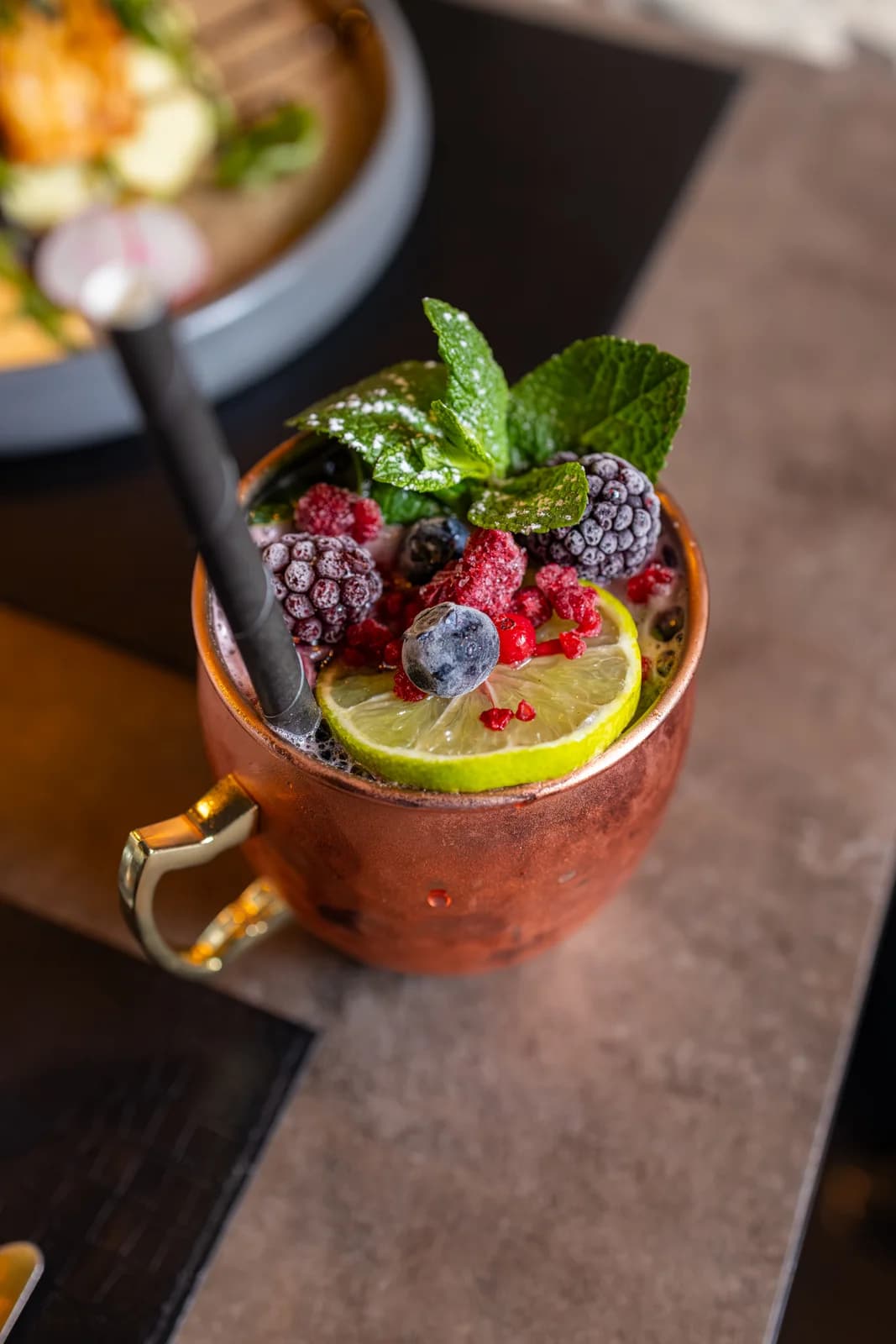 Mocktail coloré préparé chez 7th Avenue