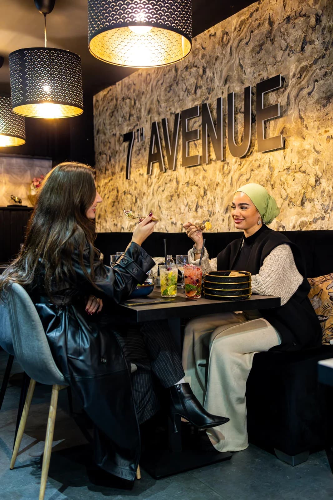 Une table garnie pour partager chez 7th Avenue